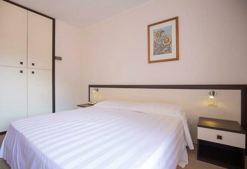 标准三人间, Fabricia