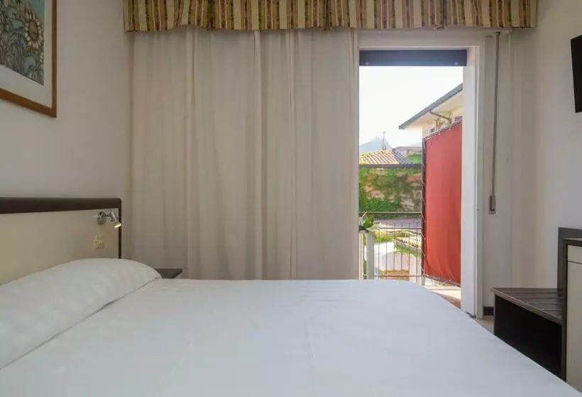 Standard Kolmen Hengen Huone, Fabricia