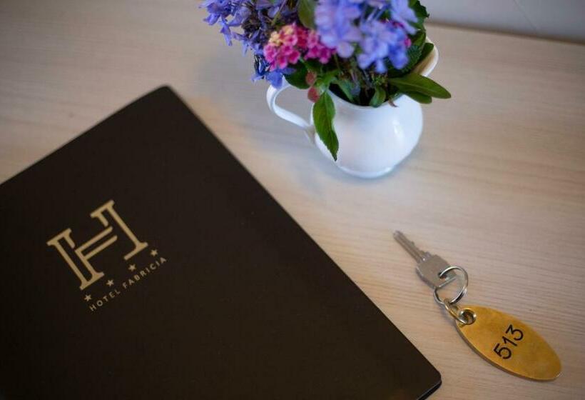 标准三人间, Fabricia