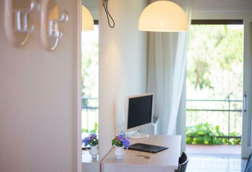 标准三人间, Fabricia