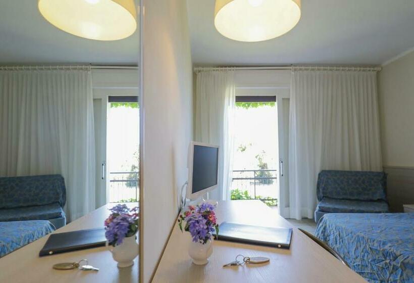 标准三人间, Fabricia