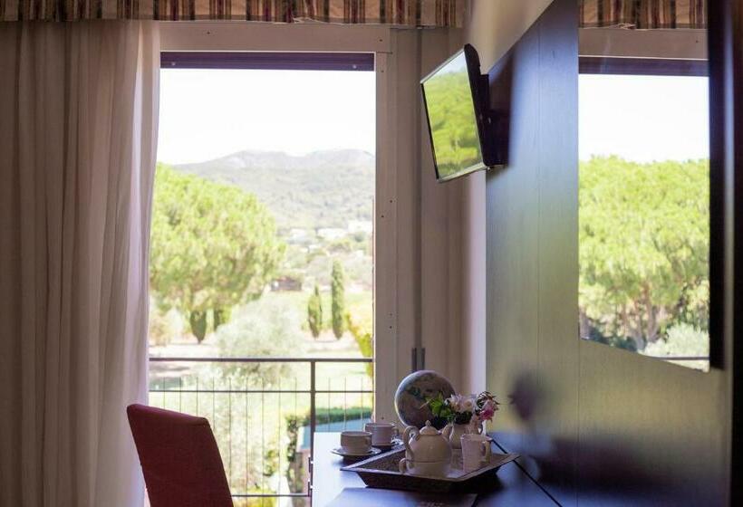 标准三人间, Fabricia