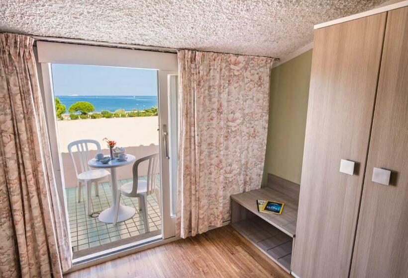 标准三人间, Fabricia