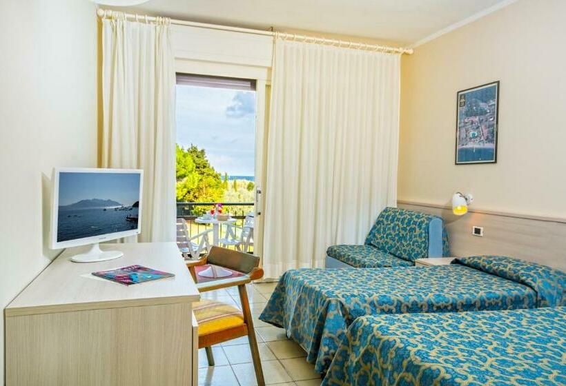 标准三人间, Fabricia