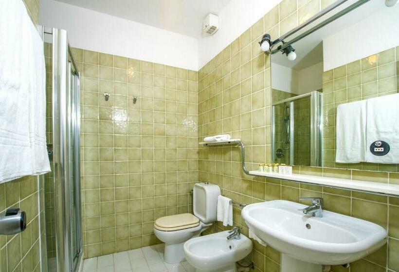 标准三人间, Fabricia