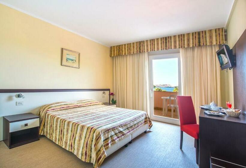 标准三人间, Fabricia