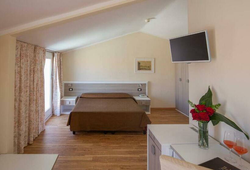 豪华海景房带阳台, Fabricia