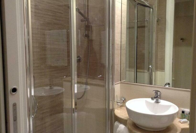 اتاق استاندارد سه نفره, Flora