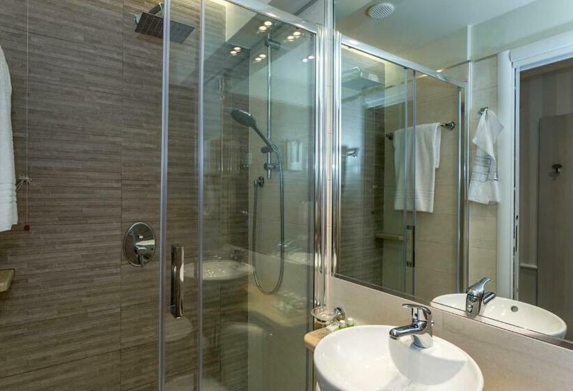 اتاق استاندارد سه نفره, Flora