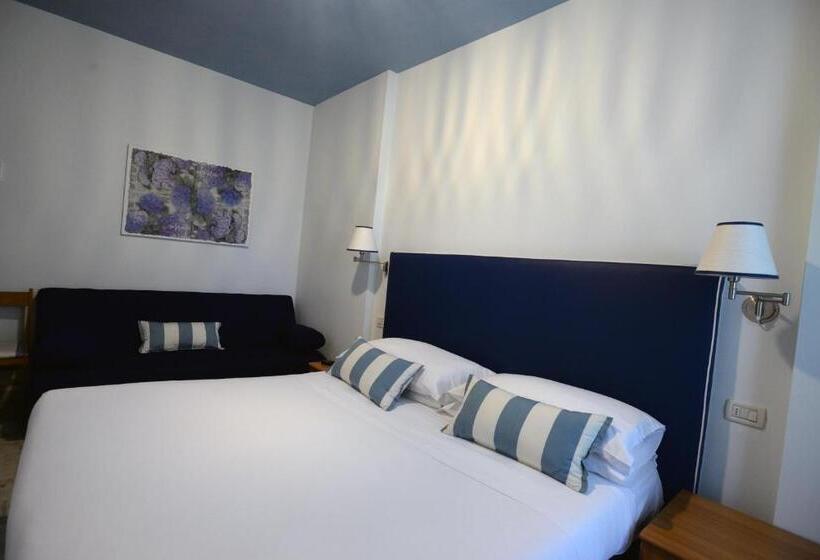 חדר סטנדרט לשלושה עם מרפסת, Giulio Cesare