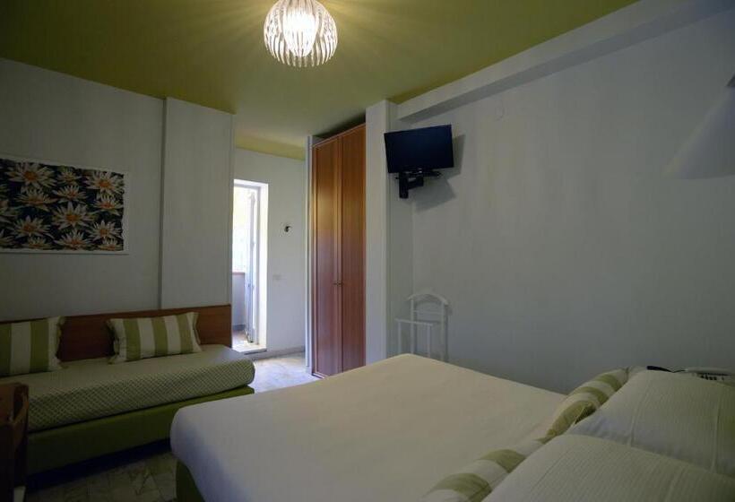 חדר סטנדרט לשלושה עם מרפסת, Giulio Cesare