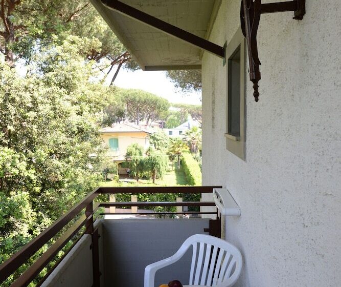 غرفة كلاسيكية ثلاثية, Giulio Cesare