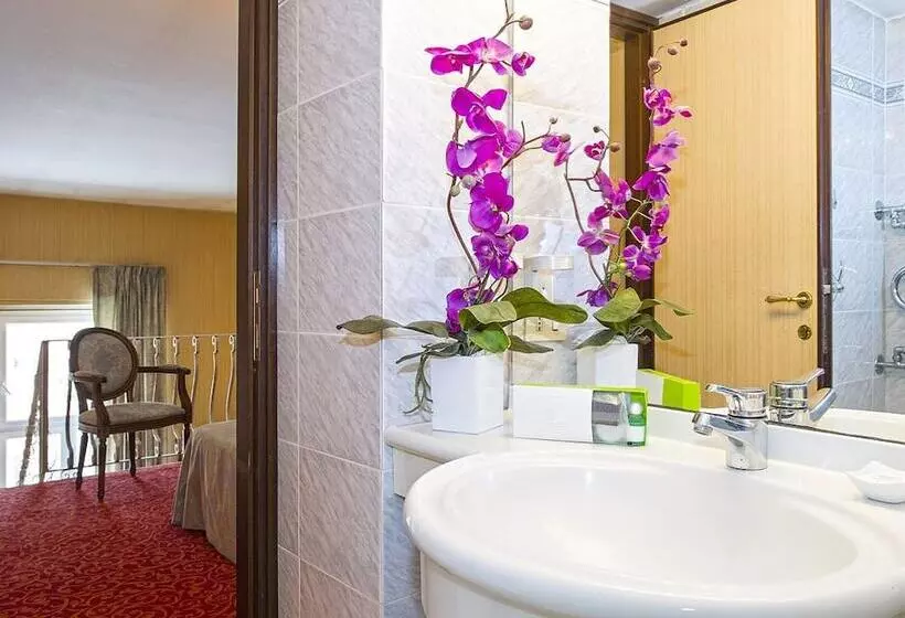 اتاق خانوادگی, Grande Albergo Quattro Stagioni