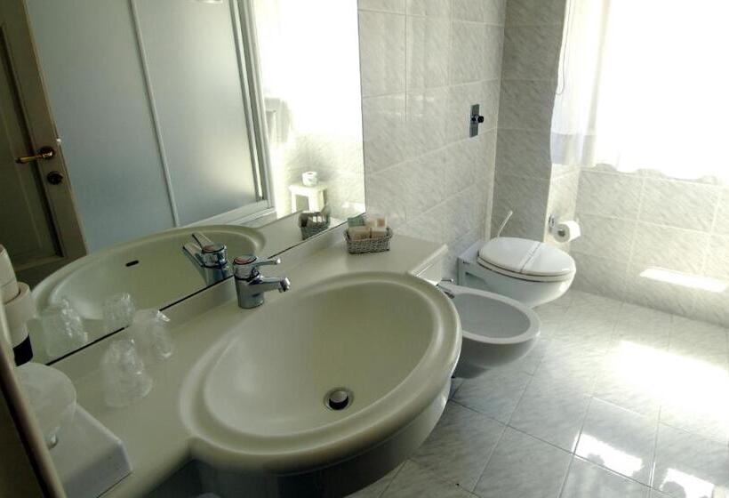 جناح جونيور, Grande Albergo Quattro Stagioni