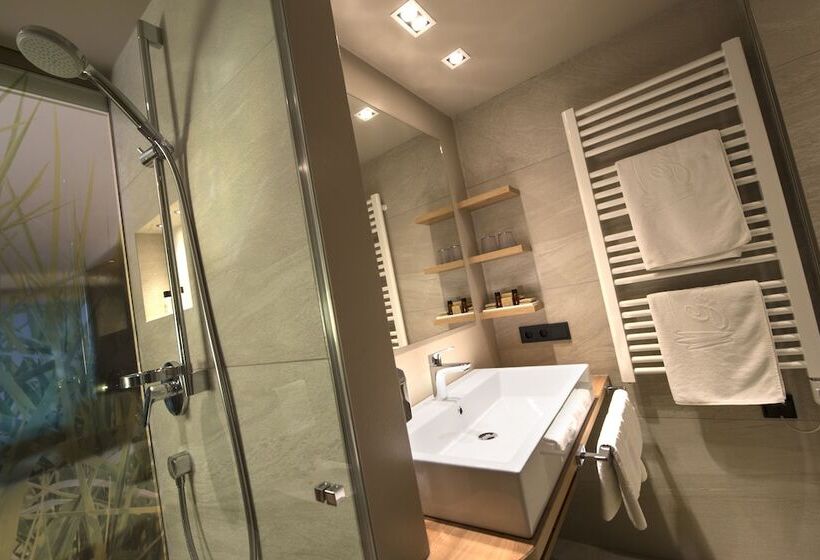 标准三人间, Grien