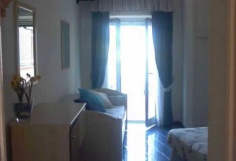 اتاق اکونومی, La Baia