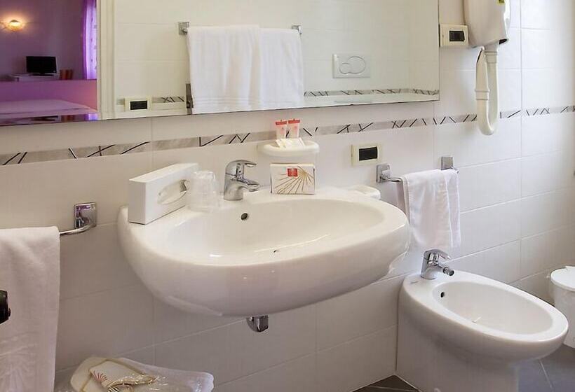 غرفة قياسية ثلاثية, La Meridiana