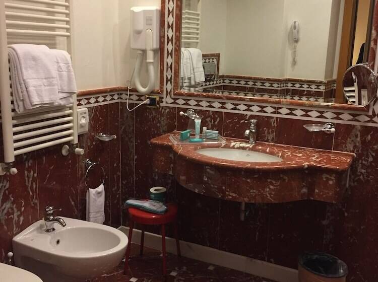 高级大房间, Marconi