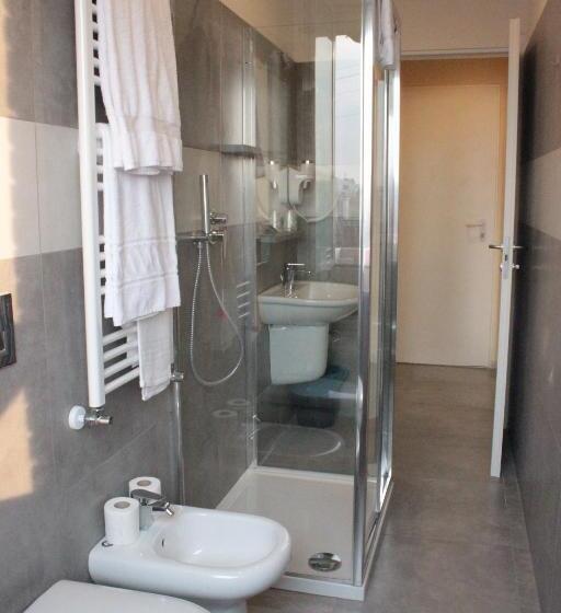 اتاق استاندارد سه نفره, Rex Milano