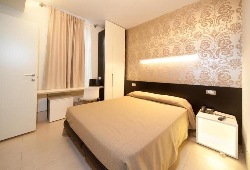 이코노미 룸, Savoy