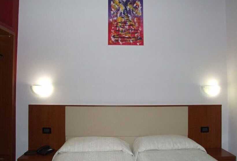 스탠다드 트리플 룸, Eco Art Hotel Statuto