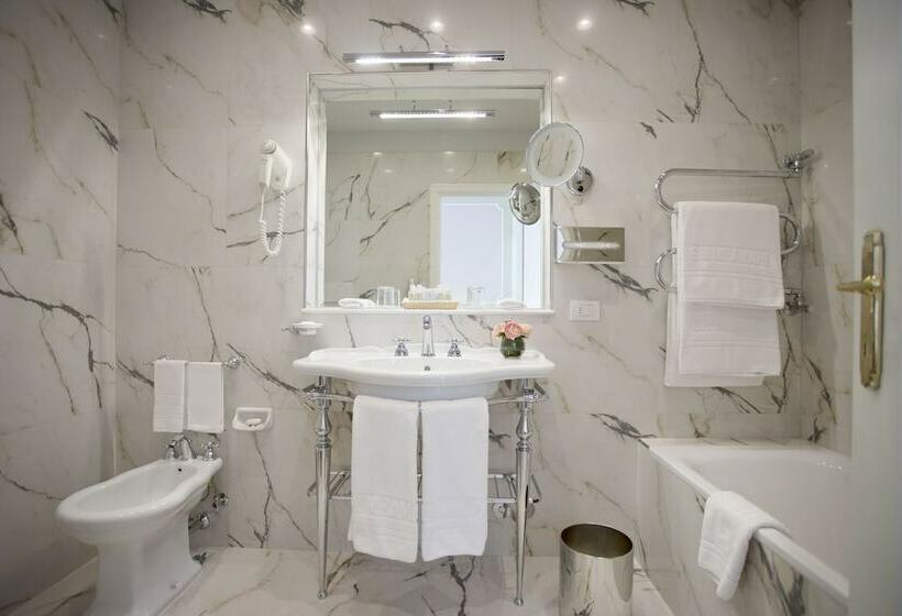 חדר דלוקס נוף לים, Grand Hotel Miramare