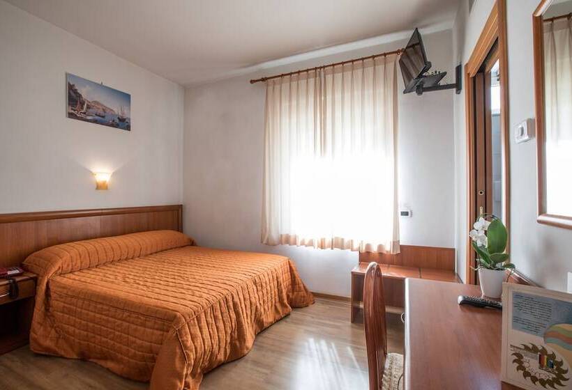 이코노미 룸, Aequa