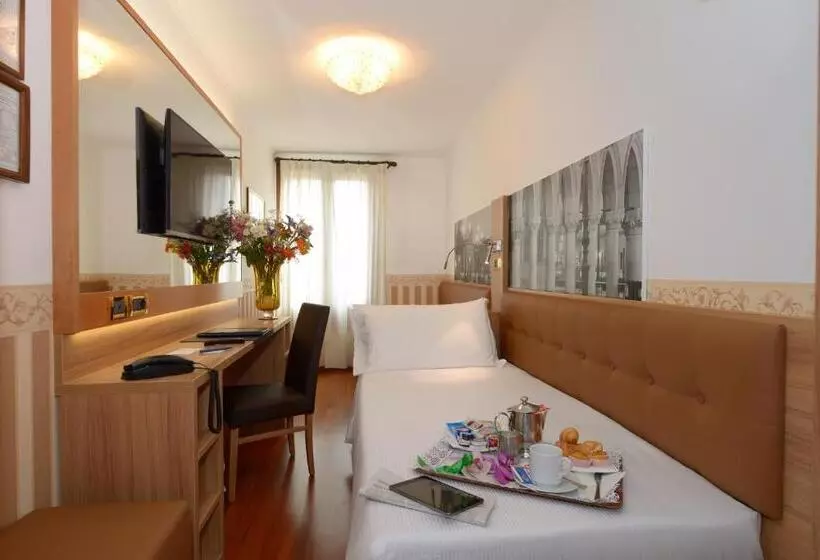 اتاق کلاسیک یک تخته, Unahotels Ala Venezia Adults 16