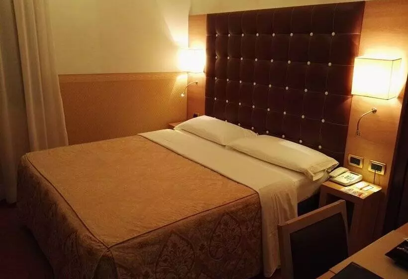 اتاق اکونومی, Unahotels Ala Venezia Adults 16