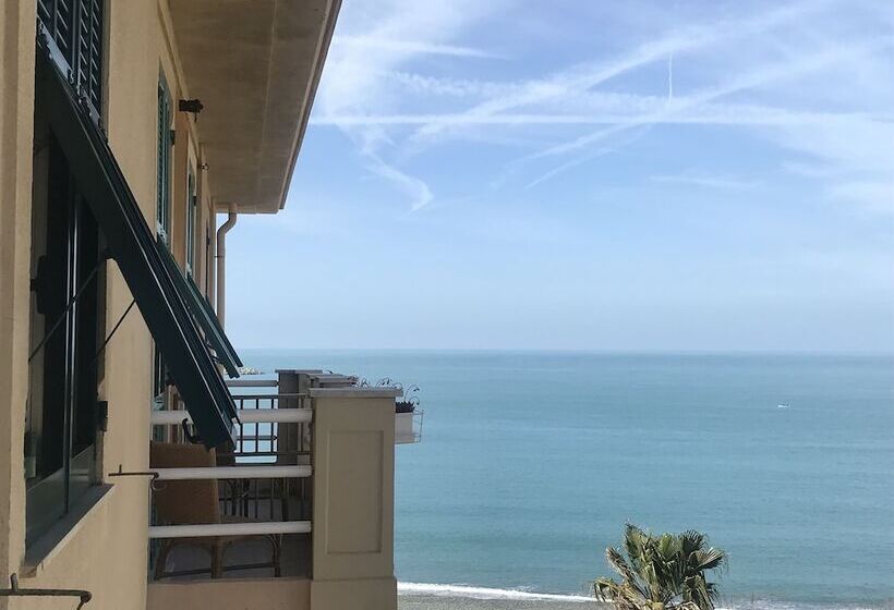 اتاق اساندارد با چشمانداز جانبی به دریا, Albergo Celeste