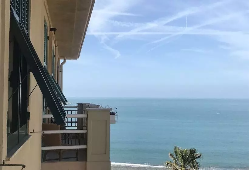 اتاق اساندارد با چشم‌انداز جانبی به دریا, Albergo Celeste