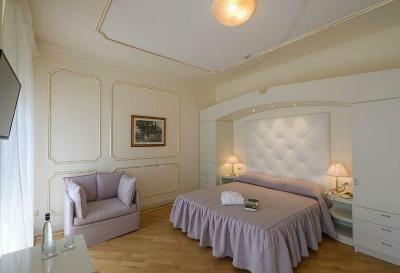 غرفة سوبيريور, Astoria