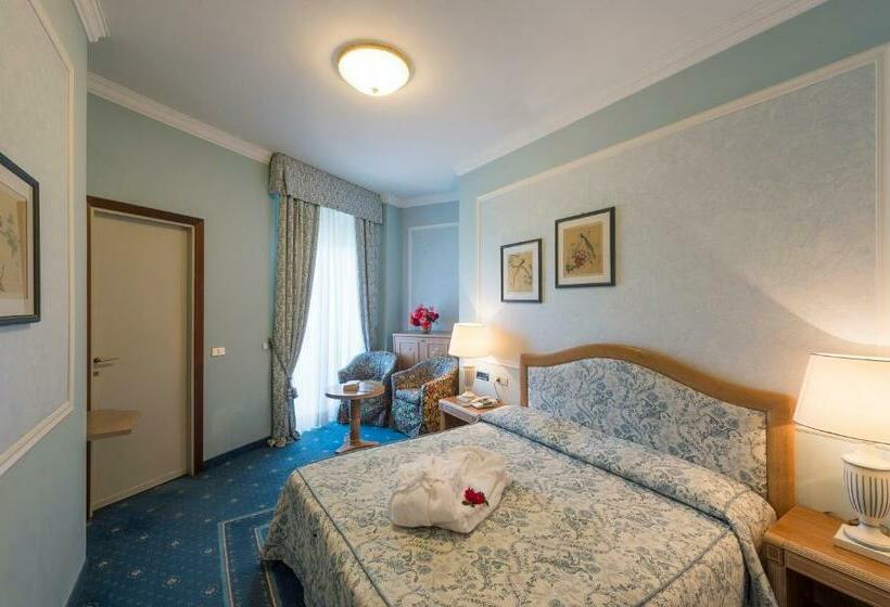 غرفة سوبيريور, Astoria