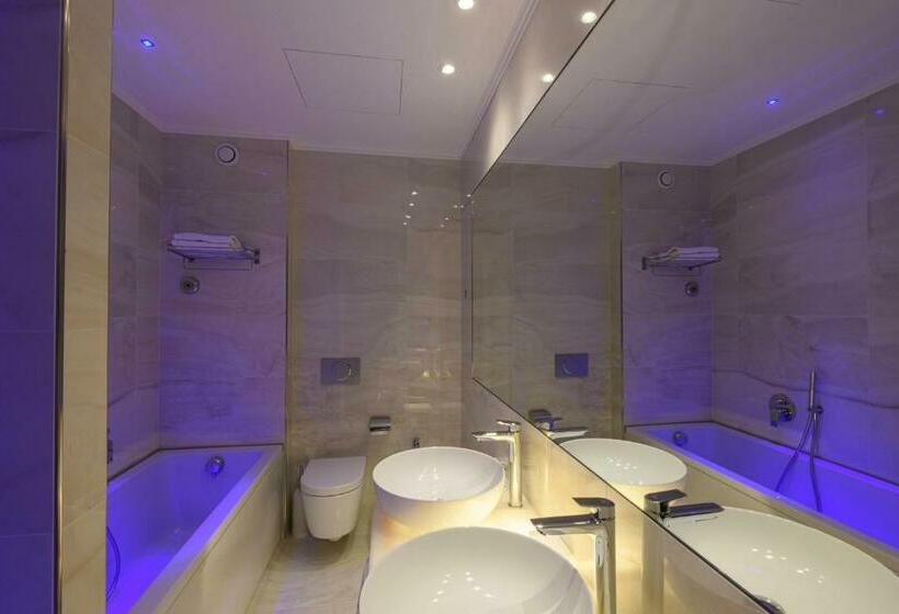 جناح جونيور, Astoria