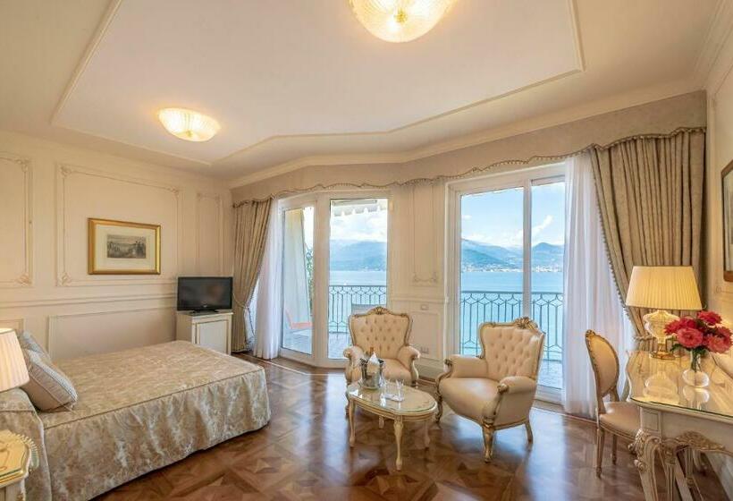 جناح جونيور, Astoria