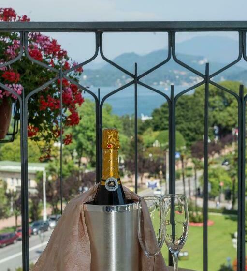 جناح جونيور, Astoria