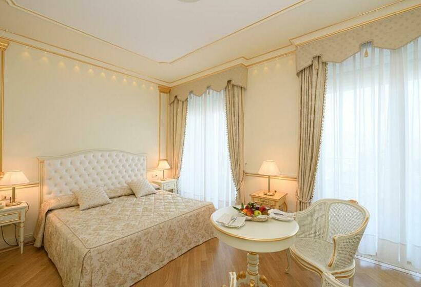 جناح جونيور, Astoria