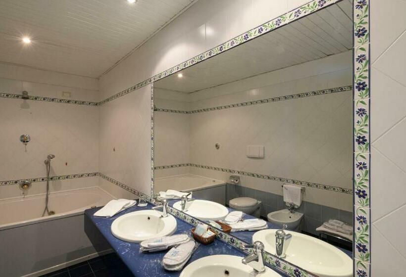 جناح جونيور, Astoria