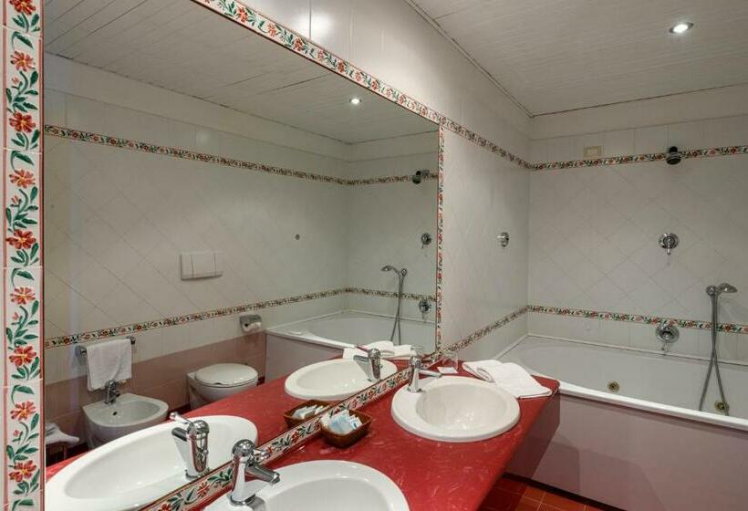 جناح جونيور, Astoria