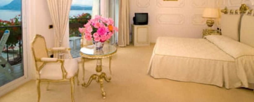 جناح جونيور, Astoria