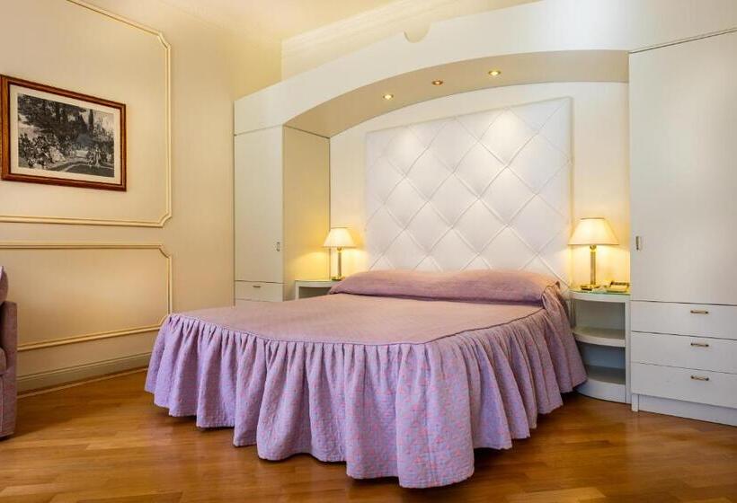 غرفة سوبيريور, Astoria