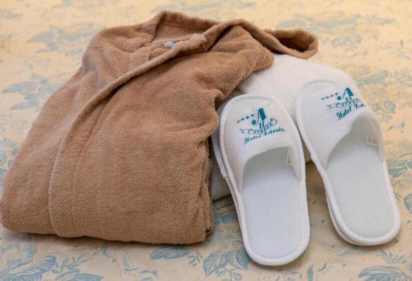 جناح جونيور, Astoria