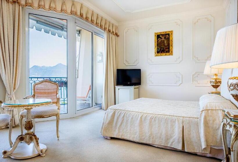 جناح جونيور, Astoria