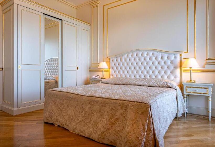 جناح جونيور, Astoria