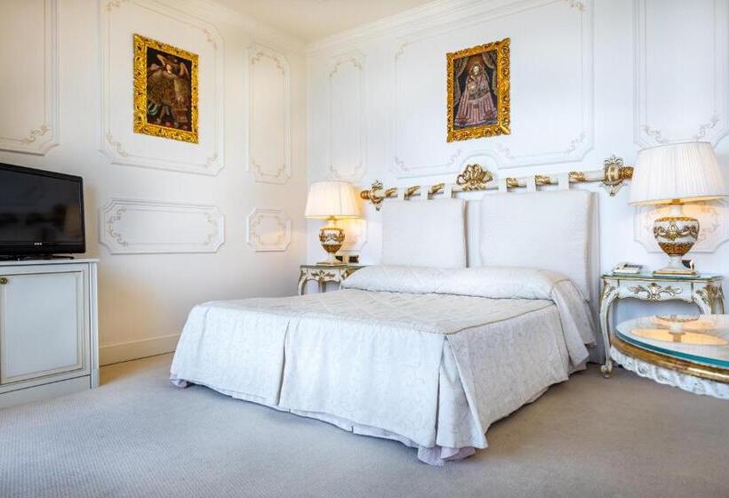 جناح جونيور, Astoria