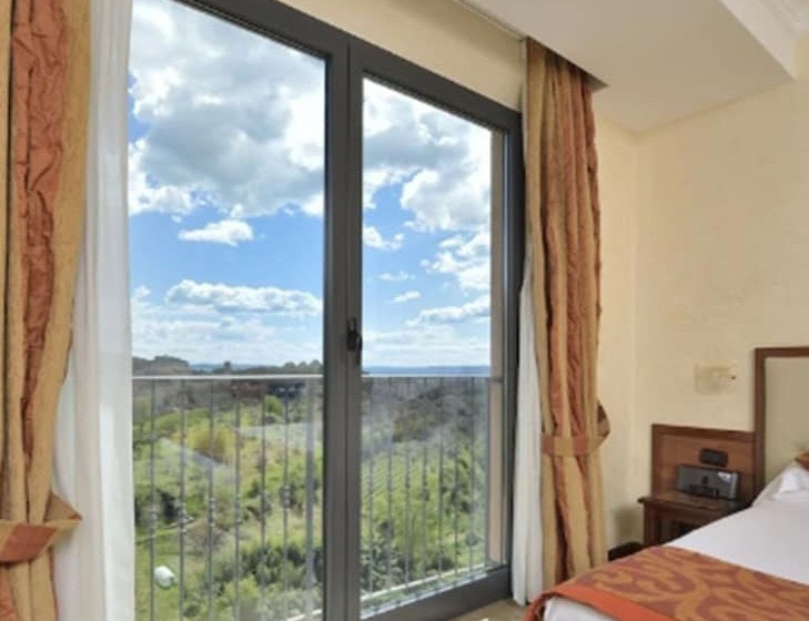 Chambre Executive, Athena