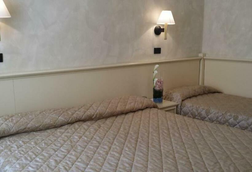 Habitació Triple Estàndard, Carlton Capri