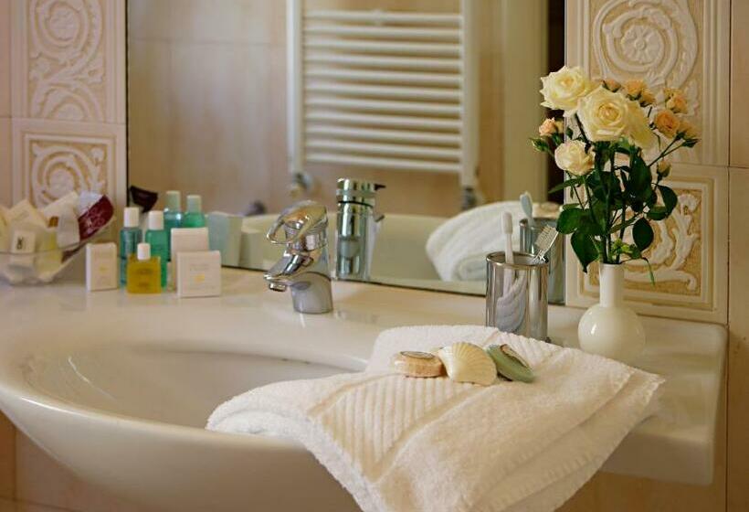 Habitació Triple Estàndard, Carlton Capri