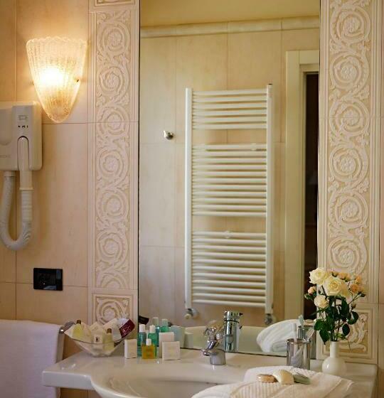 Habitació Triple Estàndard, Carlton Capri