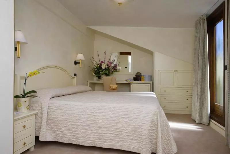 اتاق سوپریور, Carlton Capri